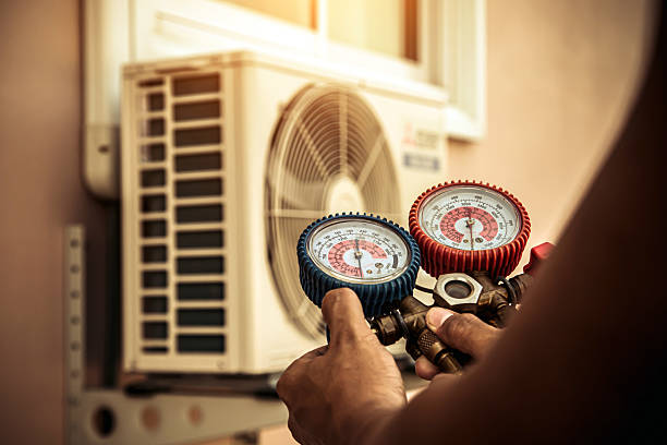 Professional Hvac technician working in Carpentersville, IL